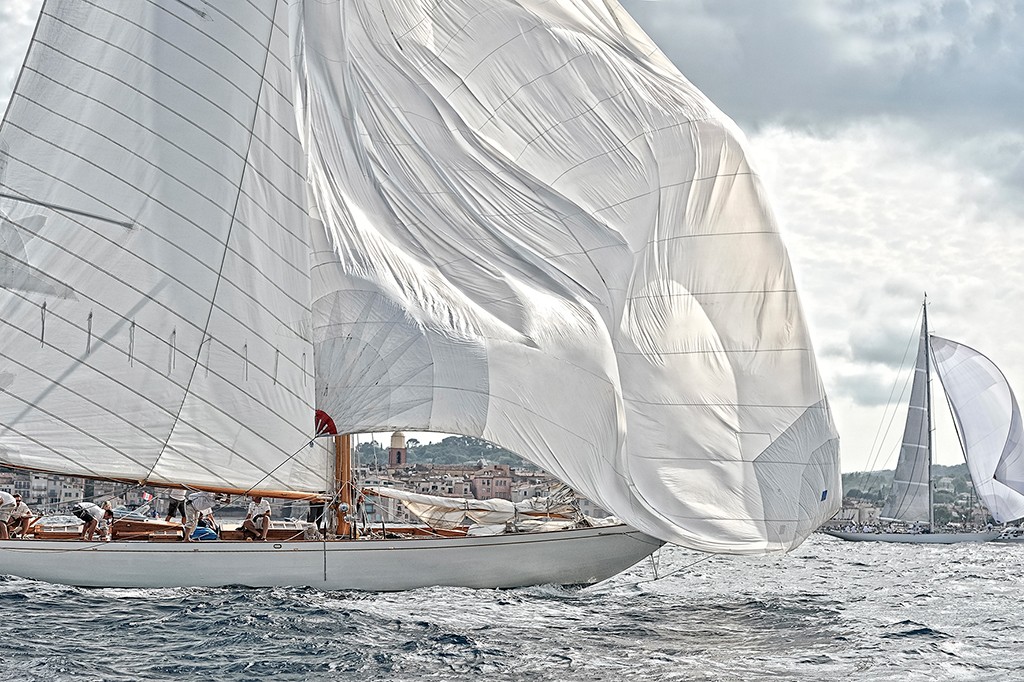 Georges-Félix Cohen, Adventure (Meeresbrise, Meer, Segelboot, Wassersport, Segel, Abenteuer,   Regatta, Wind, Badezimmer, Treppenhaus, Wunschgröße, Fotografie, bunt)