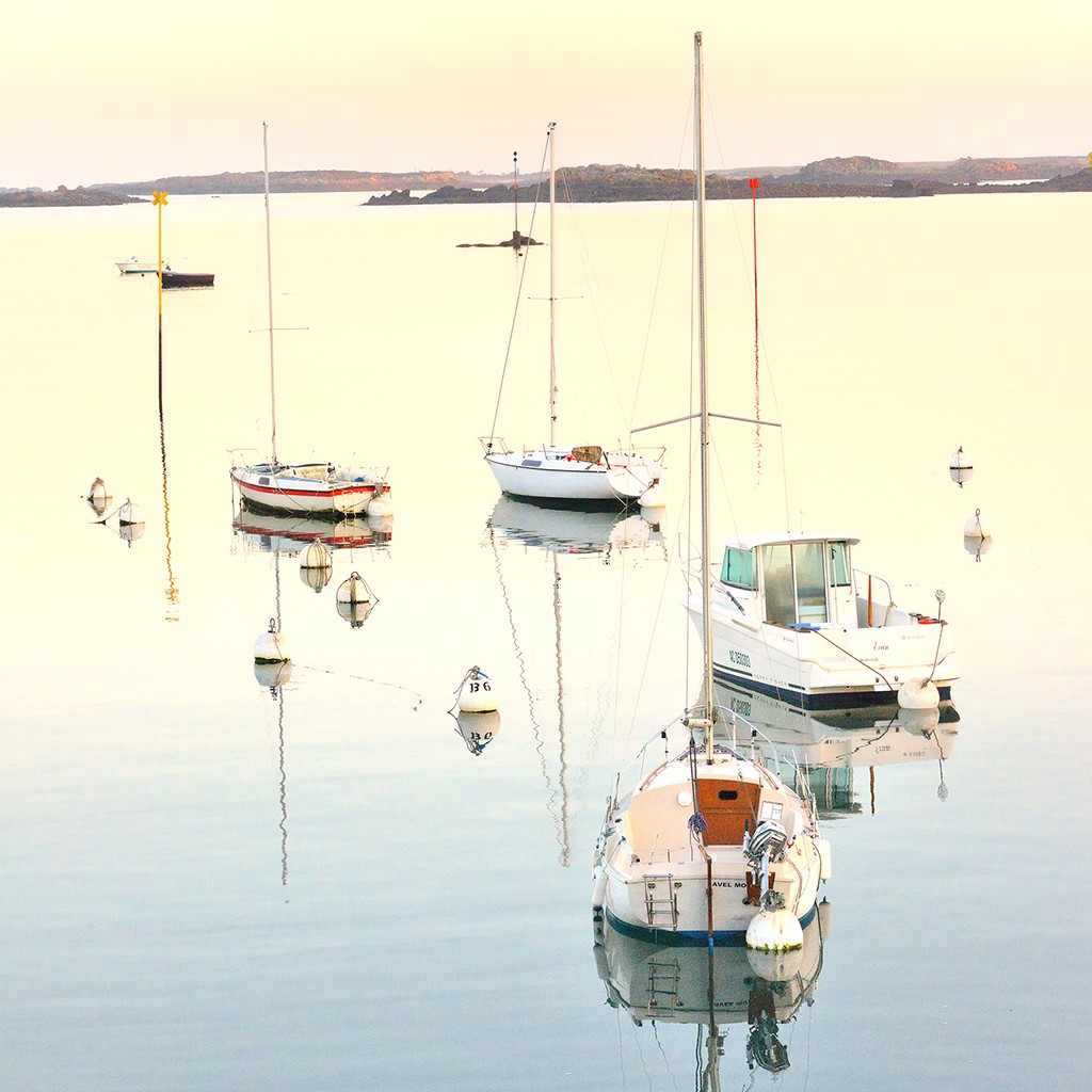 Georges-Félix Cohen, A summer day (Meeresbrise, Meer, Boote, Stille,  Ruhe, Abendlicht, Badezimmer, Treppenhaus, Wunschgröße, Fotografie, bunt)