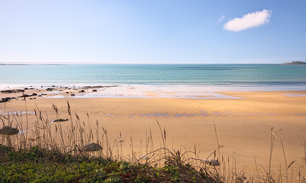 Georges-Félix Cohen, Vue sur la mer V (Meeresbrise, Meer, Ruhe, Strand, Sand, Himmel, Horizont, Urlaub, Erholung, Badezimmer, Treppenhaus, Arztpraxis, Wunschgröße, Fotografie, bunt)