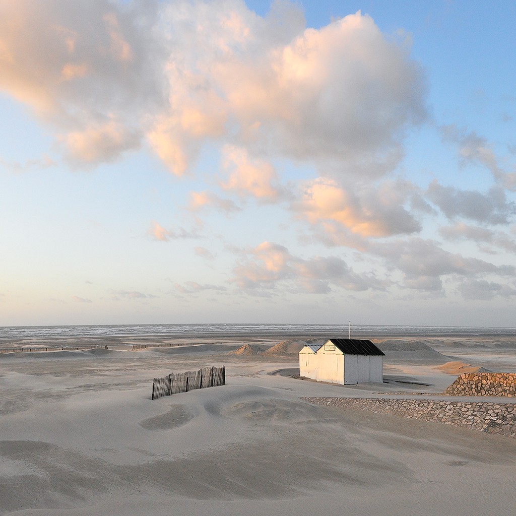 Georges-Félix Cohen, Seuls au monde I (Meeresbrise, Meer, Strandhüte, Ruhe, Strand, Sand, Horizont, Urlaub, Erholung, Badezimmer, Treppenhaus, Arztpraxis, Wunschgröße, Fotografie, bunt)