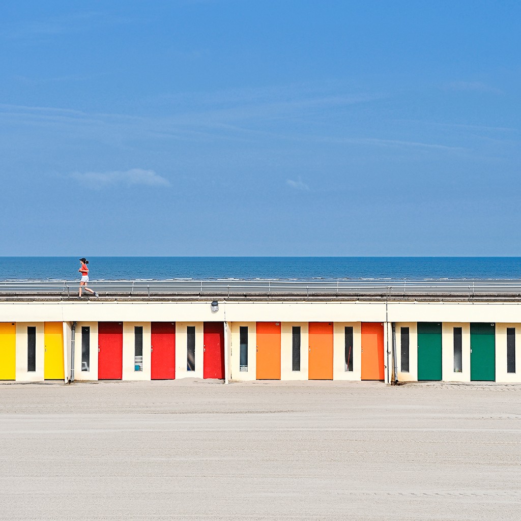 Georges-Félix Cohen, Cabanes colorées I (Meeresbrise, Meer, Gebäude, Umkleidekabinen, Strand, Sand, Horizont, Urlaub, Erholung, Badezimmer, Treppenhaus, Arztpraxis, Wunschgröße, Fotografie, bunt)