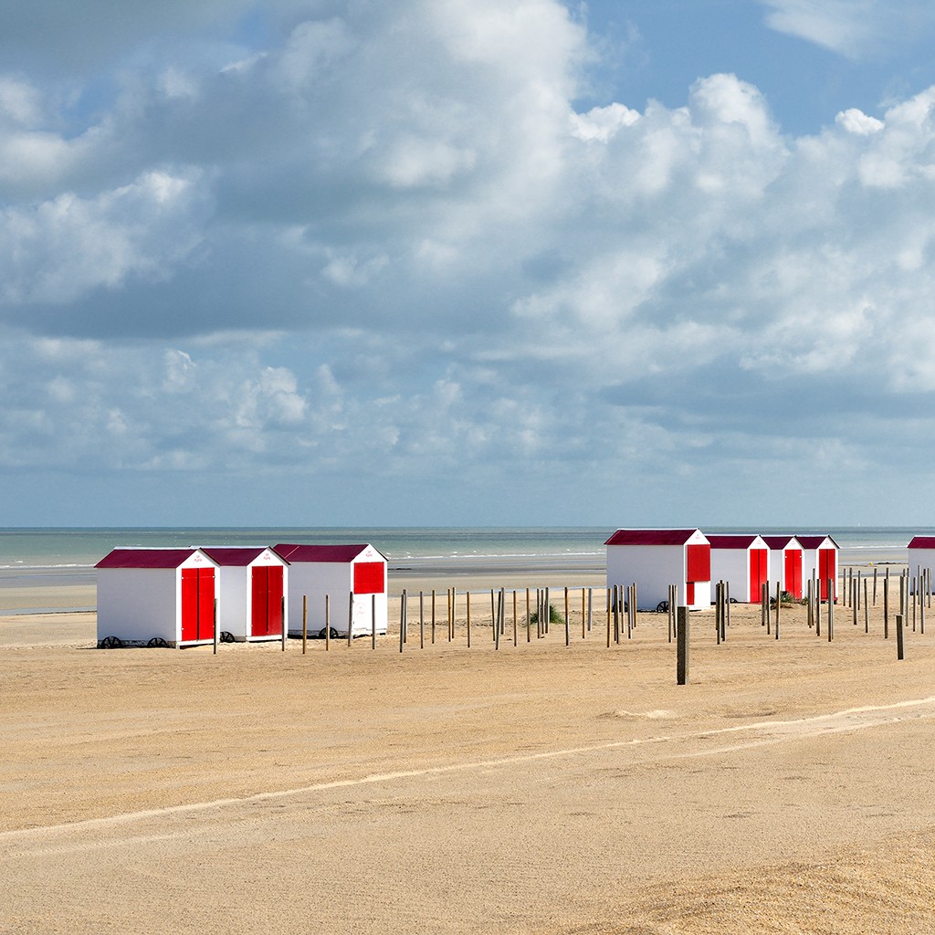 Georges-Félix Cohen, Cabanes (Meeresbrise, Meer, Gebäude, Umkleidekabinen, Strand, Sand, Horizont, Urlaub, Erholung, Badezimmer, Treppenhaus, Arztpraxis, Wunschgröße, Fotografie, bunt)