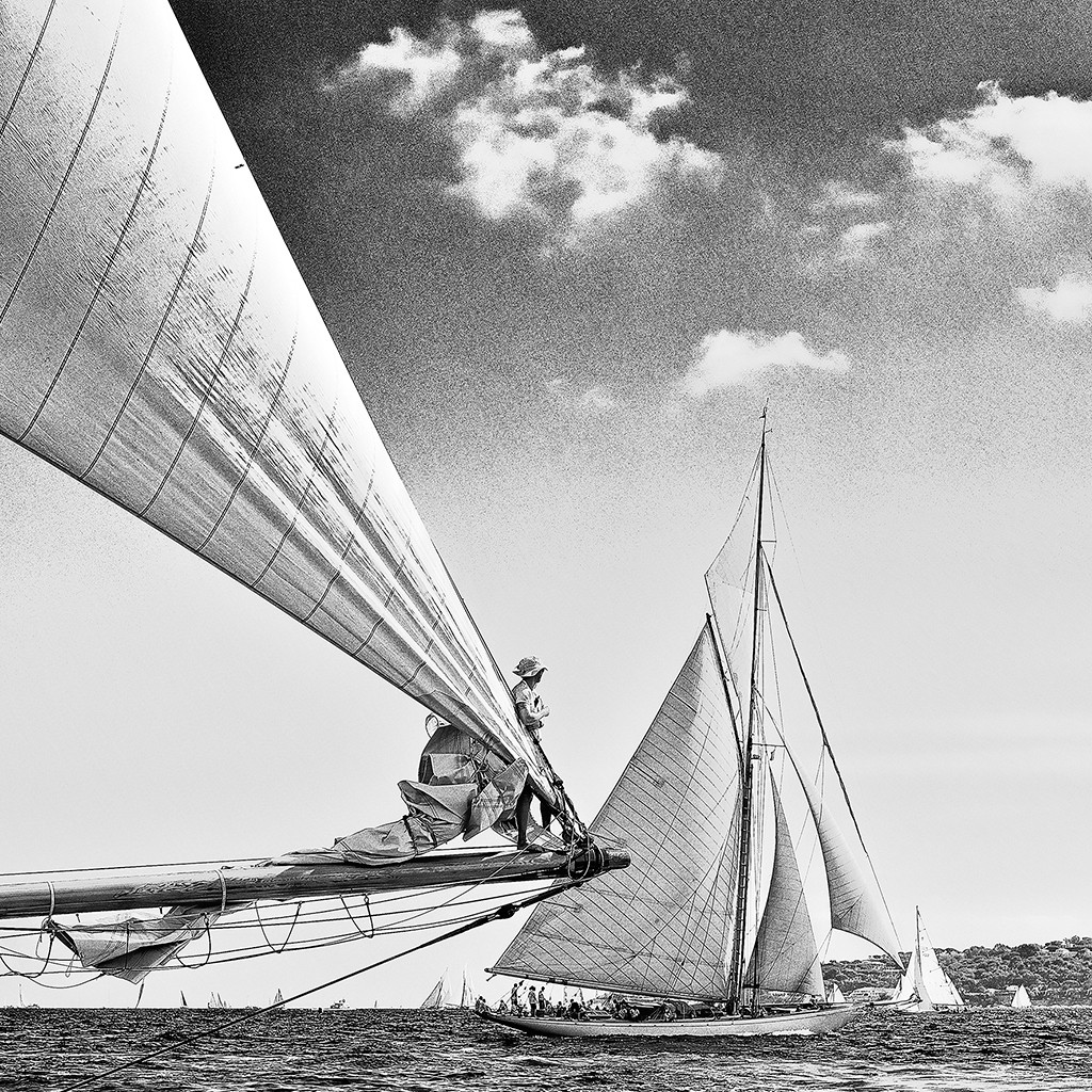 Georges-Félix Cohen, Windy black (Meeresbrise, Meer, Segelboot, Wassersport, Segel, Abenteuer,   Regatta, Wind, Badezimmer, Treppenhaus, Wunschgröße, Fotografie, schwarz/weiß)