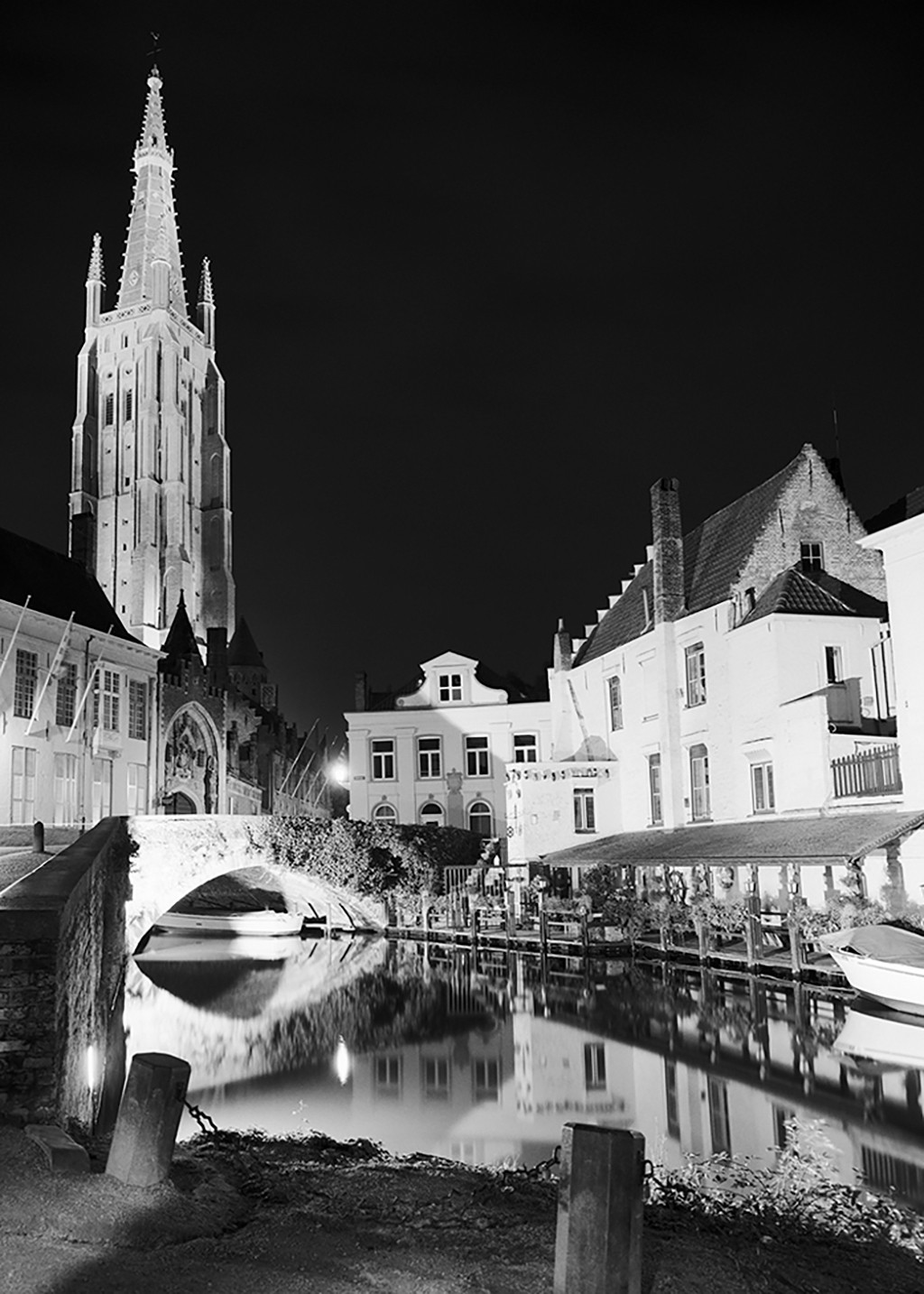 Dave Butcher, Bruges Canal Reflections (Wunschgröße, Fotokunst, Städte, Brügge, Kirchturm, Architektur,  Gracht, Gebäude, Abendszene, Lichtstreifen,Spiegelungen,  Wohnzimmer, Treppenhaus, schwarz/weiß)