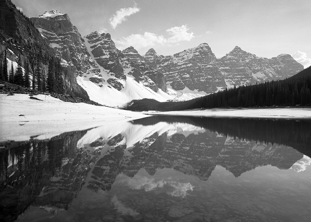 Dave Butcher, Canada Alberta Moraine Lake Reflection (Wunschgröße, Gebirge, Landschaftsfotografie, Berge, Winter, Bergsee, Gipfel, Schnee, Bergzinnen, Kanada, Treppenhaus, Wohnzimmer, schwarz/weiß)