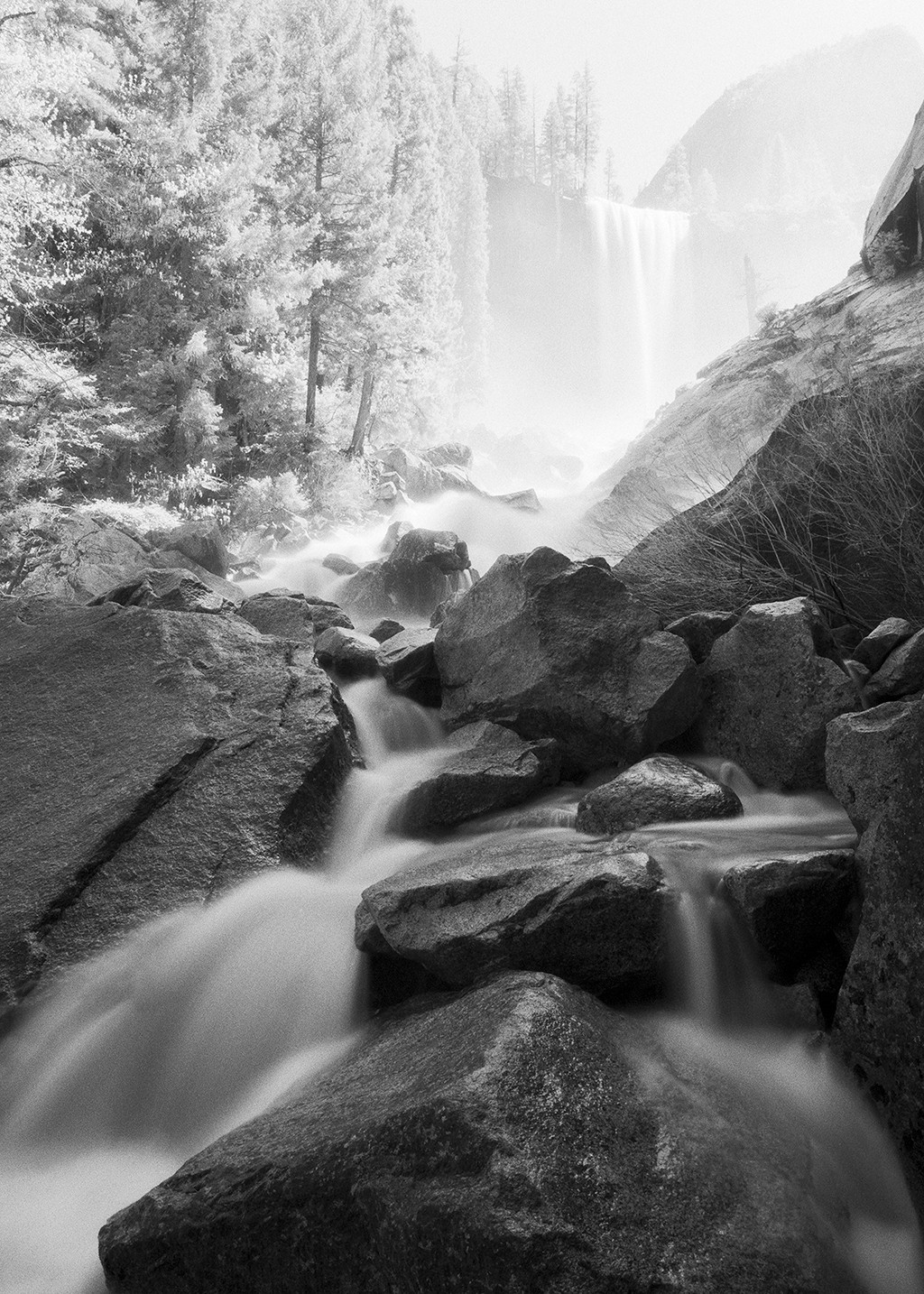 Dave Butcher, California Yosemite Vernal Falls (Wunschgröße, Landschaft, USA, Fotokunst, Nationalpark, Kalifornien, Wasserfall, Steine, Felsbrocken, Treppenhaus, Wohnzimmer, schwarz/weiß)