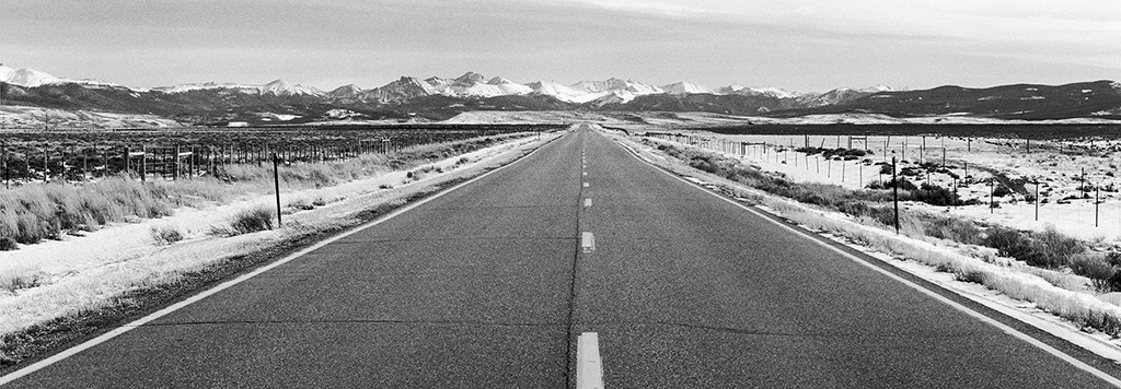 Dave Butcher, Colorado Walden Rocky Mountain Road (Wunschgröße, Landschaft, Landschaftsfotografie, Straße, Unendlichkeit, Gebirge, Panorama, Treppenhaus, Wohnzimmer, schwarz/weiß)