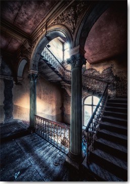 Matthias Haker, Forgotten Glory (Interieur, Verfall, Treppenhaus, Gebäude / Architektur, Säulen, Bögen Treppen, Licht, Schatten, unheimlich, düster, Schloss, Wunschgröße, Wohnzimmer, braun / grau)
