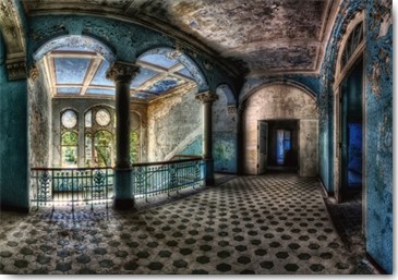 Matthias Haker, Beautiful Decay (Interieur, Treppenhaus, Flur, Gebäude / Architektur, Säulen, Bögen Treppen, Licht, Schatten, Verfall, Schloss, Wunschgröße, Wohnzimmer, braun / grau)