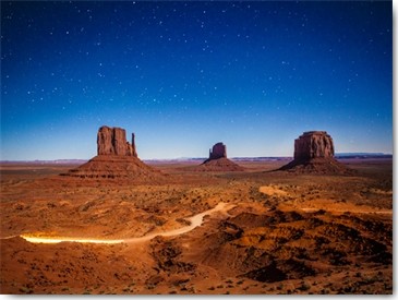 Tom Lichtenwalter, Monument Valley Stars (Landschaft, Straße, Nachtszene, Freiheit, Einsamkeit, Natur, Felsen, Amerika, Fotografie, Wohnzimmer, Arztpraxis, Treppenhaus, bunt)