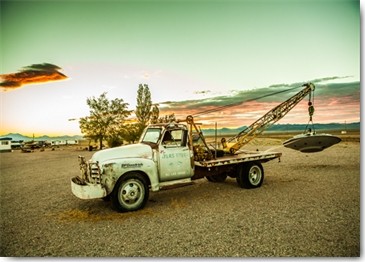 Tom Lichtenwalter, Entrance Area 51 (Area 51, Schlepper, Lastwagen,  Ufo, Außerirdische, Sperrgebiet, Nevada,  Amerika,Treppenhaus, Wohnzimmer, Wunschgröße, bunt)