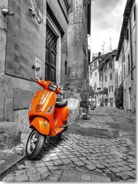 Assaf Frank, Let`s go (Roller, Vespa, Straße, Häuser, Architektur, Italien, Architektur, Colourspot, Fotokunst, Wohnzimmer, schwarz/weiß/orange)