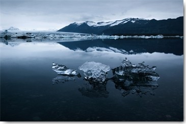 Leo Seidel, Joekulsarlon Island (See, Insel, Berge, Spiegelungen, Reflexionen, Island, Landschaft, Treppenhaus, Wohnzimmer, Wunschgröße, Fotokunst, schwarz/weiß)