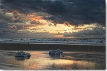 Uwe Steger, Golden Eye (Meer, Meeresbrise, Strand, Wellen, Himmel, Wolken, Unwetter, düster, Sonnenlicht, Fotokunst, Wohnzimmer, Wunschgröße, bunt)