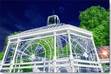 Tonee Gee, Glasshouse by Eiffel (Glashaus, Gustave Eiffel, Pavillon, Gartenarchitektur, Fotokunst, Wunschgröße, Wohnzimmer, bunt)