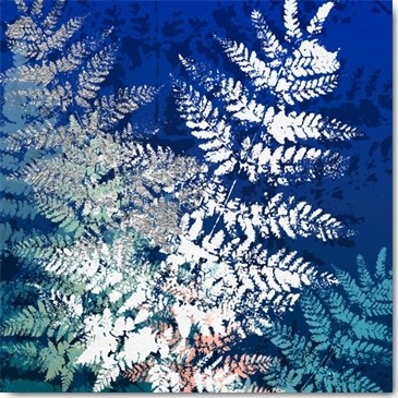 Mira, Silver (Farn, Pflanze, Abdruck, Blätter, Botanik, Floral, Grafik, Wunschgröße, Treppenhaus, Wohnzimmer, Esszimmer, weiß/blau)