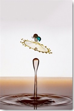 Manuel Sanchez, Flying Drop (Tropfen, Abstrakt, Modern, Wassertropfen, Makro, Momentaufnahme, Fotokunst, Splash, Spritzer, Wunschgröße, Wohnzimmer, Badezimmer, Treppenhaus, bunt)