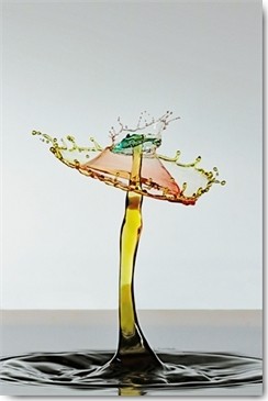 Manuel Sanchez, Le carousel (Tropfen, Abstrakt, Modern, Wassertropfen, Makro, Momentaufnahme, Fotokunst, Splash, Spritzer, Wunschgröße, Wohnzimmer, Badezimmer, Treppenhaus, bunt)