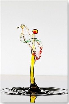 Manuel Sanchez, Le guitariste (Tropfen, Abstrakt, Modern, Wassertropfen, Makro, Momentaufnahme, Fotokunst, Splash, Spritzer, Wunschgröße, Wohnzimmer, Badezimmer, Treppenhaus, bunt)