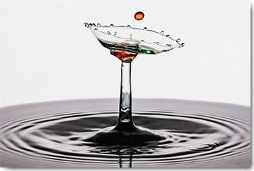 Manuel Sanchez, Coktail (Tropfen, Abstrakt, Modern, Wassertropfen, Makro, Momentaufnahme, Fotokunst, Splash, Spritzer, Wunschgröße, Wohnzimmer, Badezimmer, Treppenhaus, bunt)