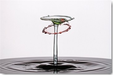 Manuel Sanchez, Hula Hoop Cocktail (Tropfen, Abstrakt, Modern, Wassertropfen, Makro, Momentaufnahme, Fotokunst, Splash, Spritzer, Wunschgröße, Wohnzimmer, Badezimmer, Treppenhaus, bunt)