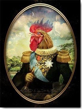 André Sanchez, General Isidor (Hahn, Gockel, Hahnenkopf, menschlicher Körper, barocke Mode, Halskrause, Antropomorphismus, kurios, Mischwesen, Wohnzimmer, Treppenhaus, Wunschgröße, bunt)