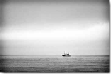 Uwe Steger, North Sea II (Meer, Boot, Schiff, Horizont, Meeresbrise, Nordsee, Fotokunst, Wohnzimmer,  Treppenhaus, Wunschgröße, schwarz/weiß)