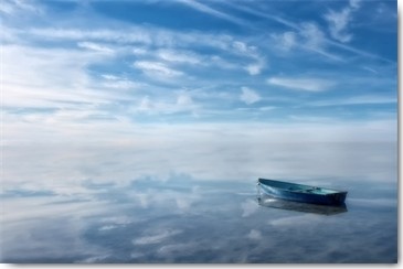 Uwe Steger, Auszeit (Meer, Meeresbrise, Boot, Einsamkeit, diffus, Ruhe,  Entspannung, Meer, Fotokunst, Badezimmer, Wohnzimmer,  Treppenhaus, Wunschgröße, bunt)