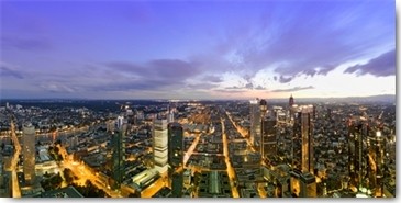 Rolf Fischer, Frankfurt Panorama beleuchtet Panoramade (Skyline, Luftbild, Vogelperspektive, Panorama, Wunschgröße, Fotokunst, Metropole, Frankfurt,  Architektur,  Treppenhaus, Wohnzimmer, bunt)