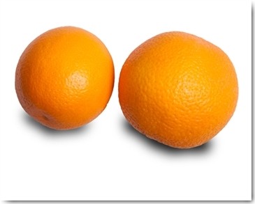 Volker Brosius, Orangen Duo (Orangen, Apfelsinen, Frucht, Zitrusfrucht, Obst, Fotokunst, Wunschgröße, Küche, Esszimmer, Treppenhaus, orange, weiß)