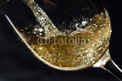 Igor Normann, White wine (Wunschgröße, Fotokunst, Glas, Getränk, Wein, Weiswein, Alkohol, Eingießen, Bläschen, Spritzig, Erfrischend,  Spiegelung, Reflexion, Nahaufnahme, Bar, Gastronomie, Bistro, Esszimmer, bunt)