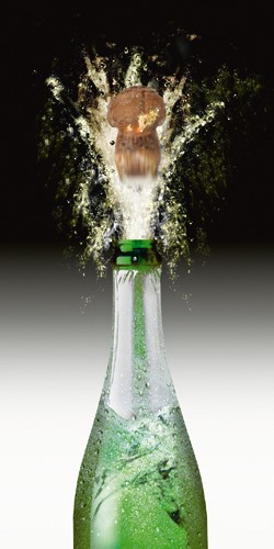 Peter Hillert, Splashing Cork I (Photokunst, Flasche, Sekt, Champagner, Sektkorken, Korkenknall, Spritzig, Explosion, Esszimmer, Gastronomie, Bistro, Wunschgröße, Modern, bunt)