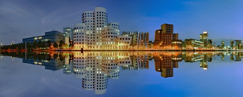 Rolf Fischer, Düsseldorf - Medienhafen (Wunschgröße, Fotokunst, Metropole, Düsseldorf, Deutzer Brücke, Hafen, Fluss, Rhein, Abendszenen, Reflexionen, Architektur, Flur, Treppenhaus, Wohnzimmer, bunt)