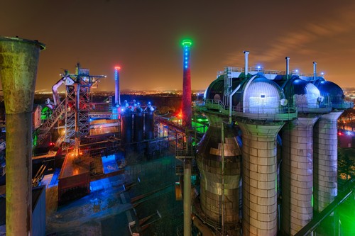 Rolf Fischer, Duisburg Nacht (Wunschgröße, Fotokunst, Städte, Duisburg, Industrie Museum, Hüttenwerk, Lichtinstallationen, Landschaftspark, Abendszenen, Reflexionen, Architektur, Flur, Treppenhaus, Wohnzimmer, bunt)