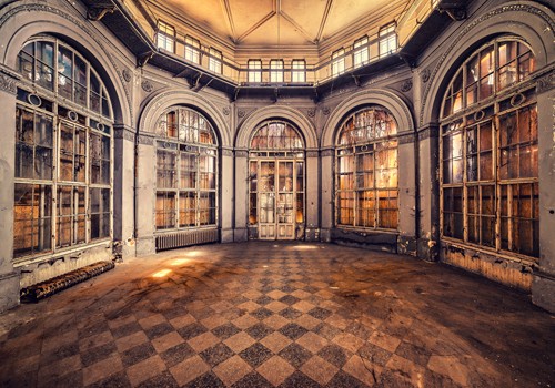 Matthias Haker, Carousel (Interieur, Villa, Zerstörung, Vergänglichkeit, Erinnerung, Nostalgie, Prunk, Pracht, Vergangenheit, Gebäude / Architektur, Verfall,  Wunschgröße, Nostalgie, Modern, Wohnzimmer, Schlafzimmer, bunt)