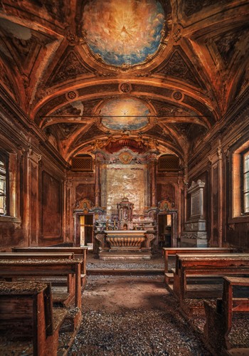 Matthias Haker, The Private Chapel (Interieur, Kirche, Taufbecken, Verfall, Vergänglichkeit, Reichtum, prunkvoll, Gebäude / Architektur, Fenster, Leere, Wunschgröße, Modern,  Wohnzimmer, bunt,)
