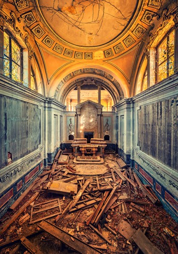 Matthias Haker, Left to Crumble (Interieur, Saal, Zerstörung, Vergänglichkeit, Erinnerung, Nostalgie, Prunk, Pracht, Vergangenheit, Gebäude / Architektur, Verfall, Fotokunst,  Wunschgröße, Modern, Wohnzimmer, Schlafzimmer, bunt)