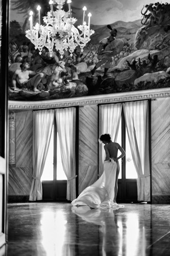 Marco Milillo, Elegance (Fotokunst, Erotik, Rückenakt, nackte Frau, Prunkvoll, Saal, Eleganz, Kronleuchter, Schlafzimmer, schwarz / weiß, Wunschgröße, People & Eros)