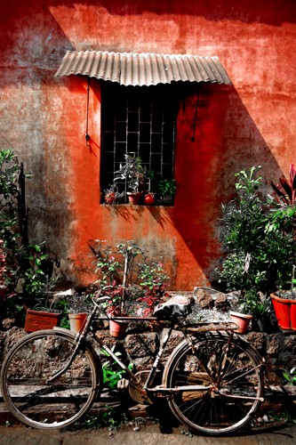 Gill Copeland, Indian Bicycle (Ambiente, Fahrrad, Haus, Patina, Idylle, romantisch,  Fotografie, Treppenhaus, Wohnzimmer, bunt,)