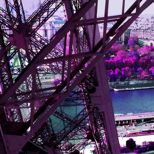 Lisa TOMAS, Printemps à Paris (Eiffelturm, Streben, Eisenstreben, Paris, Wahrzeichen, Konstruktion, Detail, Seine, Fluss, Fotokunst, Jugendzimmer, Wohnzimmer, Treppenhaus, Wunschgröße, violett / bunt)