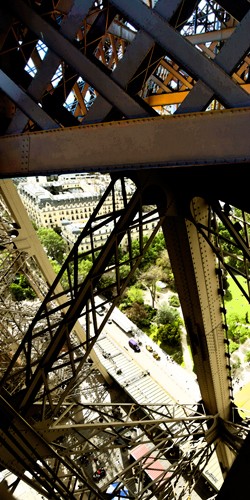 Lisa TOMAS, Vertige (Eiffelturm, Streben, Eisenstreben, Paris, Wahrzeichen, Konstruktion, Detail,  Fotografie, Jugendzimmer, Wohnzimmer, Treppenhaus, Wunschgröße, bunt)