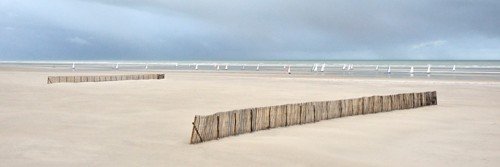 Georges-Félix Cohen, La barrière IV (Meeresbrise, Meer, Ruhe, Weite, Strand, Sand, Horizont, Urlaub, Erholung, Badezimmer, Treppenhaus, Arztpraxis, Wunschgröße, Fotografie, bunt)