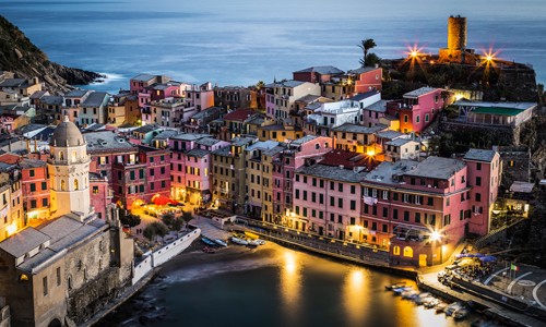 Ronin, Cinque Terre II (Vernazza, Italien, Küstendorf, mediterran, Riviera, Abendszene, Architektur, Treppenhaus, Wohnzimmer, Wunschgröße, Fotokunst, bunt)