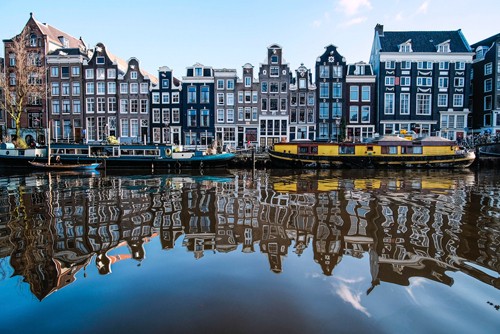 Sandrine Mulas, Amsterdam Canals (Metropole, Städte, Niederlande, Fotokunst, Architektur, Häuser, historisch, Häuserzeile, Gracht, Spiegelungen,  Treppenhaus, Wohnzimmer, Wunschgröße, bunt)