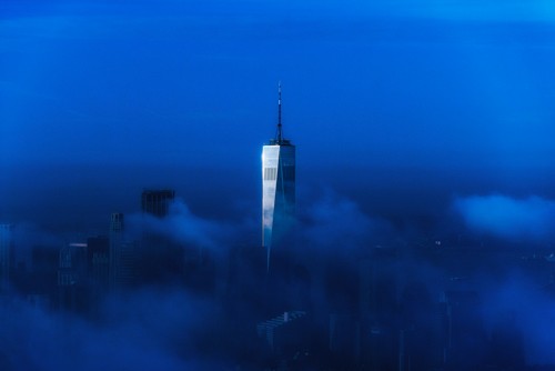 Sandrine Mulas, New York the blue One World Trade Center (Metropole, Städte, USA, Fotokunst, Architektur, Wolkenkratzer, Turm, World Trade, Dunst, Abendstimmung, modern, mondän, Treppenhaus, Wohnzimmer, Wunschgröße, blau)