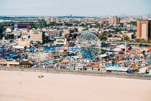 Sandrine Mulas, Coney Island (New York, USA, Freizeitpark, Vergnügen, Attraktionen, Wonder Wheel, Strand, Brooklyn, Luftbild, Vogelperspektive, Treppenhaus, Wohnzimmer, Wunschgröße, bunt)