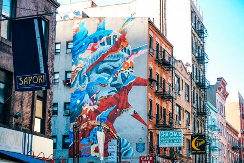 Sandrine Mulas, New York Graff Statue of Liberty (Metropole, Städte, USA, Fotokunst, Architektur, Graffity, Wandmalerei, Freiheitsstatue, modern, mondän, Treppenhaus, Wohnzimmer, Wunschgröße, bunt)