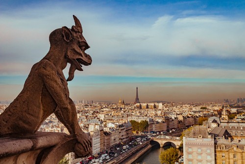 Arnaud Bertrande, Vue sur Paris depuis Notre Dame (Paris, Panorama, Blick von Notre Dame, Wasserspeier, Fabelwesen, Monster, Eiffelturm, Metropole, Städte, Großstadt, Wohnzimmer, Büro, Fotokunst,  bunt)