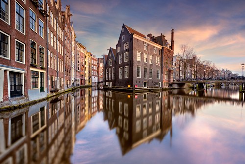 Arnaud Bertrande, Coucher de soleil sur Amsterdam (Metropole, Hauptstadt, Niederlande, Altstadt, Gracht, Architektur, historisch, Reflexionen, Städte, Großstadt, Wohnzimmer, Treppenhaus, Fotokunst, bunt)