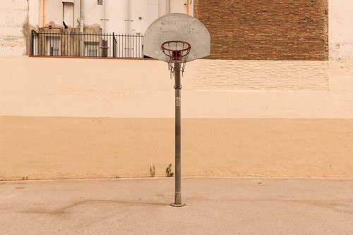 Oliver Stein, Speedcourt (Fotokunst,Innenhof, Städte, Platz, Basketballkorb, Korb, Sport, modern, Wunschgröße, Wohnzimmer, Treppenhaus, bunt)